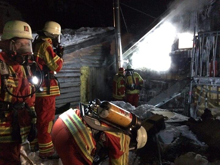 Feuer auf 1.500 Metern Höhe: Aus bislang ungeklärter Ursache hat es in der Nacht auf Sonntag in der oberen Maxlraineralm gebrannt.