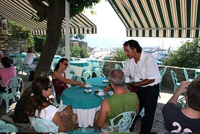 Viele Restaurants in den türkischen Ferienorten akzeptieren nur noch Euro, Foto: H.W. Rodrian
