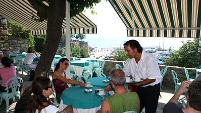 Viele Restaurants in den türkischen Ferienorten akzeptieren nur noch Euro, Foto: H.W. Rodrian Viele Restaurants in den türkischen Ferienorten akzeptieren nur noch Euro, Foto: H.W. Rodrian