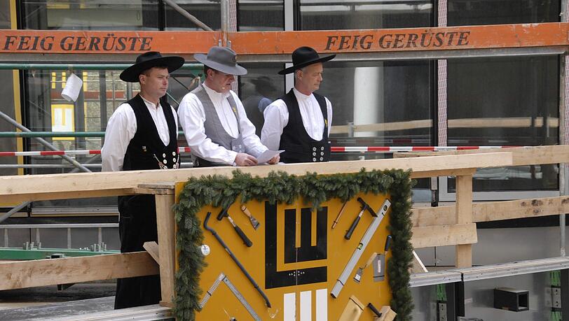 Mit einem Richtfest wird die Fertigstellung des Rohbaus des Büro- und Wohngebäudes „arabeska“ im Münchner Arabellapark gefeiert. Mit einem Richtfest wird die Fertigstellung des Rohbaus des Büro- und Wohngebäudes „arabeska“ im Münchner Arabellapark gefeiert.