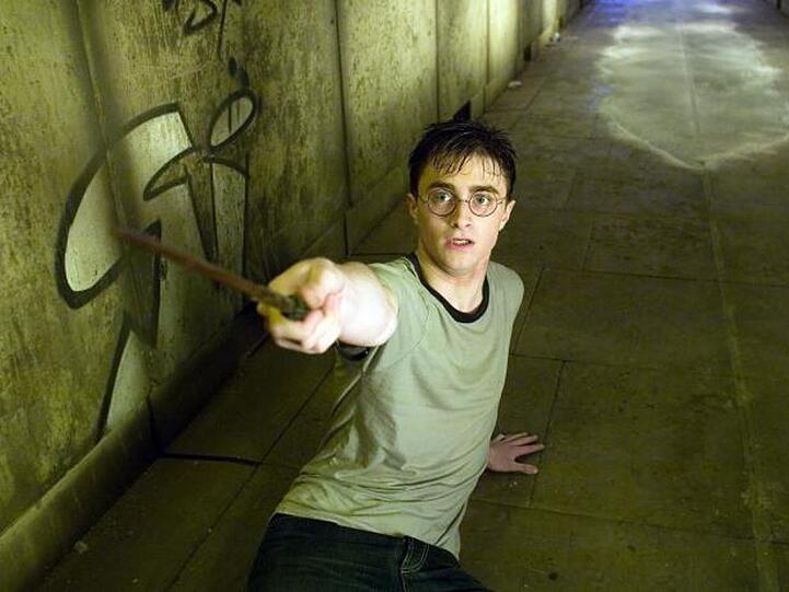 Voldemort ist auferstanden und Harry schwebt in größter Gefahr.