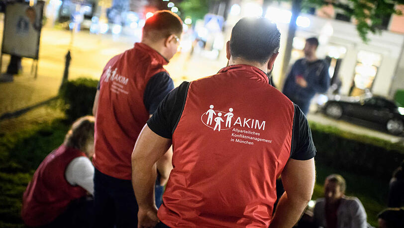 Die Konfliktmanager wollen zwischen den Anwohnern und den Personen vor Ort vermitteln, wenn es Probleme gibt. Die Konfliktmanager wollen zwischen den Anwohnern und den Personen vor Ort vermitteln, wenn es Probleme gibt.