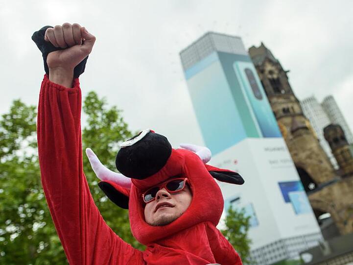 Ein verkleideter Fan von RB Leipzig bei dem Fest auf dem Breitscheidplatz. Foto: Gregor Fischer