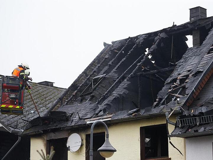 Tödliche Falle: Das ausgebrannte Einfamilienhaus im Ortskern von Mengerskirchen.