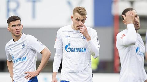 Nach dem 0:4 beim SC Freiburg stehen die Schalker Profis geschlagen auf dem Spielfeld.