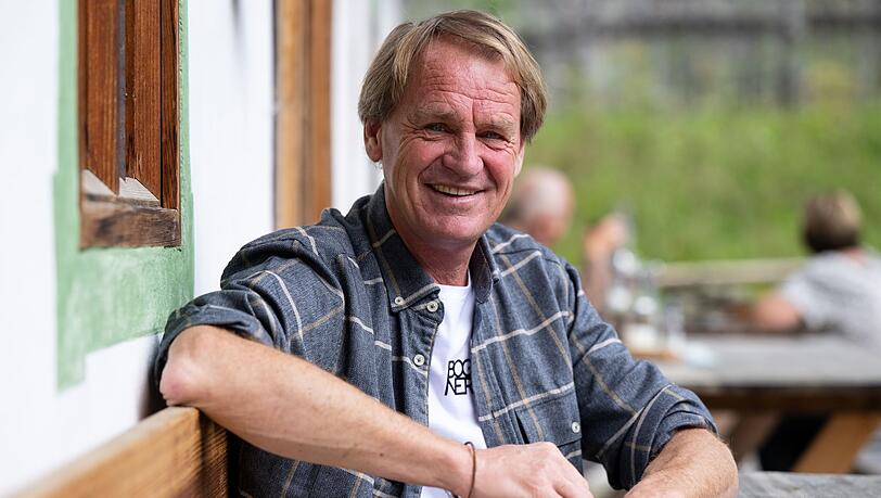 Markus Wasmeier, ehemaliger Skirennfahrer, sitzt in seinem Freilichtmuseum.
