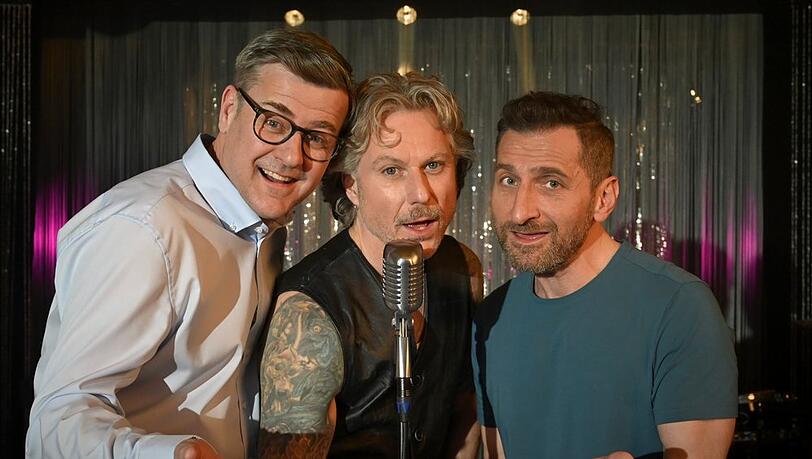 "Wenn Papa auf der Matte steht": Markus (Marcus Mittermeier, l.), Tobi (Dirk Borchardt) und Danyal (Tim Seyfi, r.) versuchen sich als Sänger.