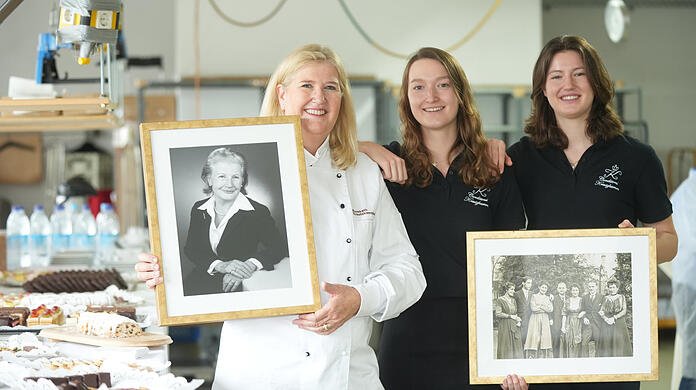 V.l.: Elisabeth Kreutzkamm-Aumüller mit ihren Töchtern Julia und Katharina. Auf dem Foto links ist Kreutzkamm-Aumüllers Mutter Friederike zu sehen.