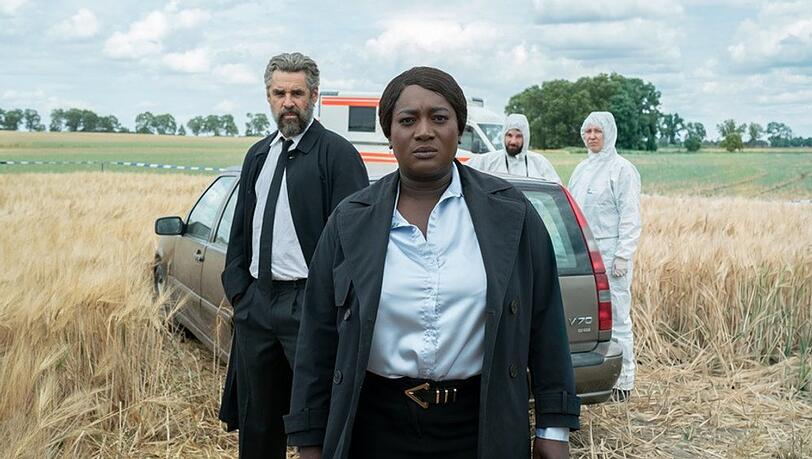 "Die Polizistin und die Todesstille": Boris Lambert (Tobias Oertel, l.) und Gloria Acheampong (Thelma Buabeng, r.) ermitteln in einem Mordfall. "Die Polizistin und die Todesstille": Boris Lambert (Tobias Oertel, l.) und Gloria Acheampong (Thelma Buabeng, r.) ermitteln in einem Mordfall.
