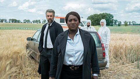 "Die Polizistin und die Todesstille": Boris Lambert (Tobias Oertel, l.) und Gloria Acheampong (Thelma Buabeng, r.) ermitteln in einem Mordfall.