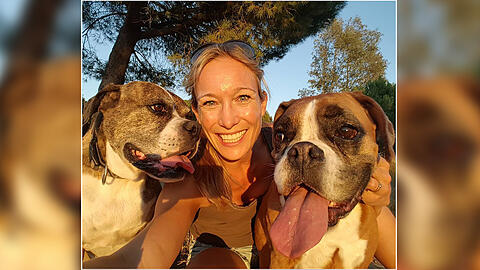 Hunde-Mama: Christine Theiss mit Tiffany (r.) und Osito.