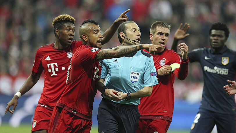 Die Bayern diskutieren während des Spiels gegen Atlético Madrid mit Schiedsrichter Cüneyt Cakir. Die Bayern diskutieren während des Spiels gegen Atlético Madrid mit Schiedsrichter Cüneyt Cakir.