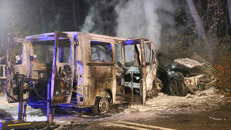 Tragischer Unfall auf der B12 - die Bilder vom Lösch- und Bergungseinsatz.