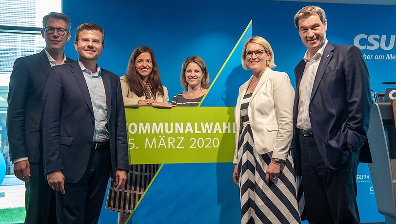 CSU-Chef Markus Söder (r.), und Generalsekretär Markus Blume (l.) präsentieren nach der CSU-Vorstandssitzung die OB-Kandidaten ihrer Partei (v.l.): Marcus König (Nürnberg), Kristina Frank (München), Astrid Freudenstein (Regensburg) und Eva Weber (Augsburg). CSU-Chef Markus Söder (r.), und Generalsekretär Markus Blume (l.) präsentieren nach der CSU-Vorstandssitzung die OB-Kandidaten ihrer Partei (v.l.): Marcus König (Nürnberg), Kristina Frank (München), Astrid Freudenstein (Regensburg) und Eva Weber (Augsburg).