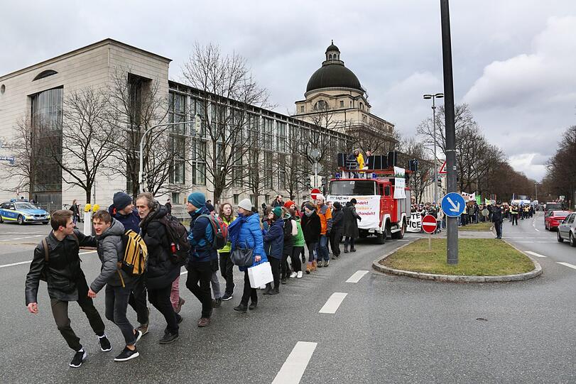 Die Demonstranten von Fridays for Future ziehen ihr Protestmobil an einem Seil an der Staatskanzlei vorbei bis zum Isartor.