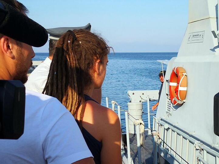 Carola Rackete wird auf ein italienisches Finanzpolizeiboot gebracht.