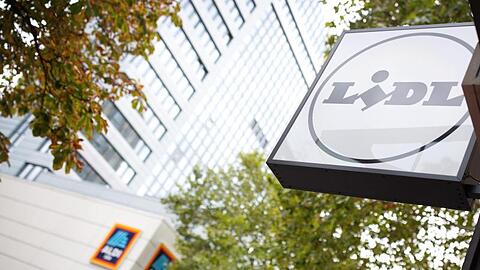 Das Logo des Discounters Lidl hängt gegenüber dem Logo von Aldi an der Königsallee in Düsseldorf.