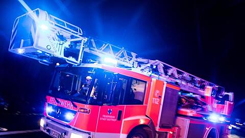 Ein Drehleiterwagen der Feuerwehr mit Blaulicht. Foto: Marcel Kusch/dpa/Symbolbild