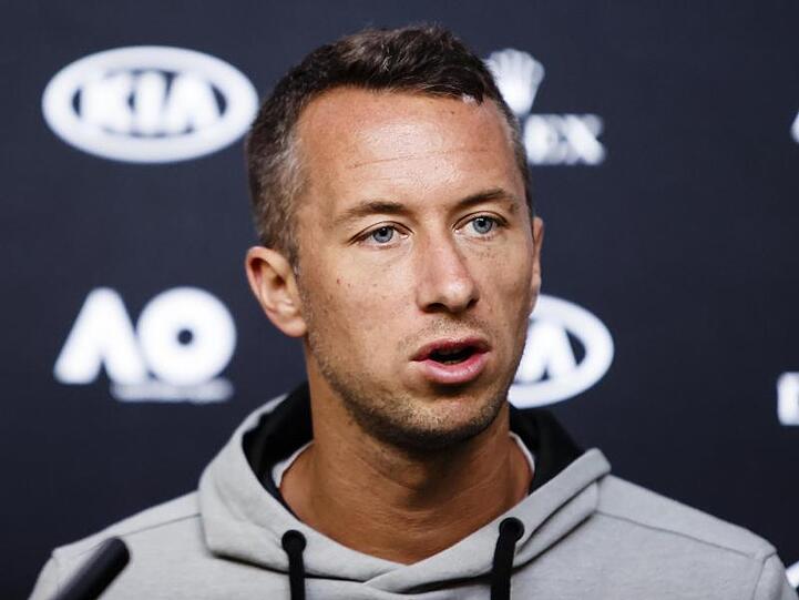 Philipp Kohlschreiber teilt auf einer Pressekonferenz seine Verletzung mit.