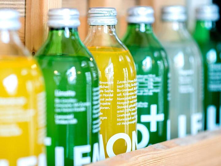 Lemonaid-Flaschen in verschiedenen Geschmacksrichtungen stehen im Regal.