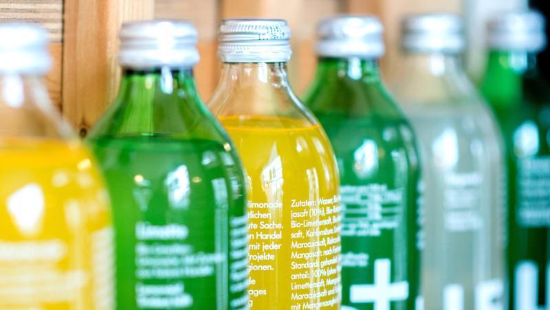 Lemonaid-Flaschen in verschiedenen Geschmacksrichtungen stehen im Regal. Lemonaid-Flaschen in verschiedenen Geschmacksrichtungen stehen im Regal.