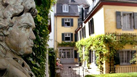 Eine Büste Ludwig van Beethovens im Garten des Beethoven-Geburtshauses.
