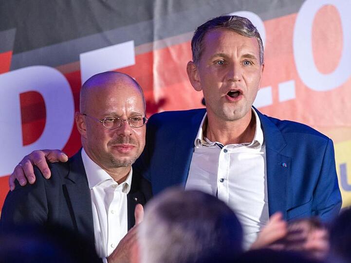 Björn Höcke, Spitzenkandidat der AfD bei der Landtagswahl in Thüringen, und Andreas Kalbitz (l), Landesvorsitzender der AfD in Brandenburg.