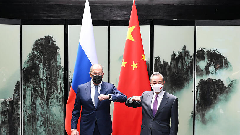 Neue Achse: Sergej Lawrow (l.), Außenminister von Russland, und Wang Yi, Außenminister von China, Ende März bei einem Treffen in Hefei zum Ausbau der Partnerschaft. Neue Achse: Sergej Lawrow (l.), Außenminister von Russland, und Wang Yi, Außenminister von China, Ende März bei einem Treffen in Hefei zum Ausbau der Partnerschaft.