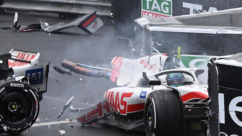 Der deutsche Pilot Mick Schumacher crasht in die Leitplanken, so dass sein Haas-Rennwagen bei dem heftigen Einschlag in zwei Teile gerissen wird.