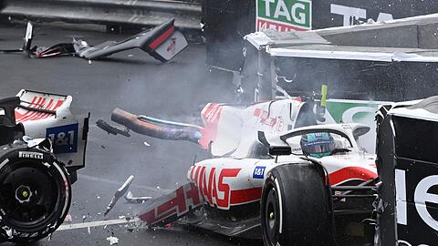 Der deutsche Pilot Mick Schumacher crasht in die Leitplanken, so dass sein Haas-Rennwagen bei dem heftigen Einschlag in zwei Teile gerissen wird.