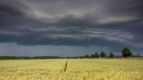 Gewitterwolken ziehen über die Region Augsburg.