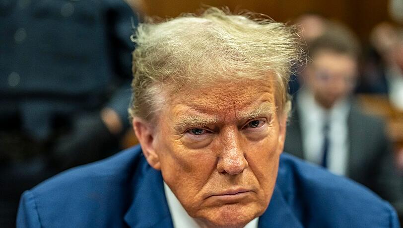 Der Vorwurf: Trump soll 130.000 Dollar Schweigegeld an eine Pornodarstellerin gezahlt und den Geldfluss danach falsch verbucht haben.