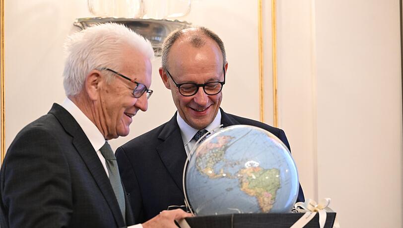 Kretschmann schenkte Merz einen Globus - weil ein Kanzler ja auch Weltpolitik mache.