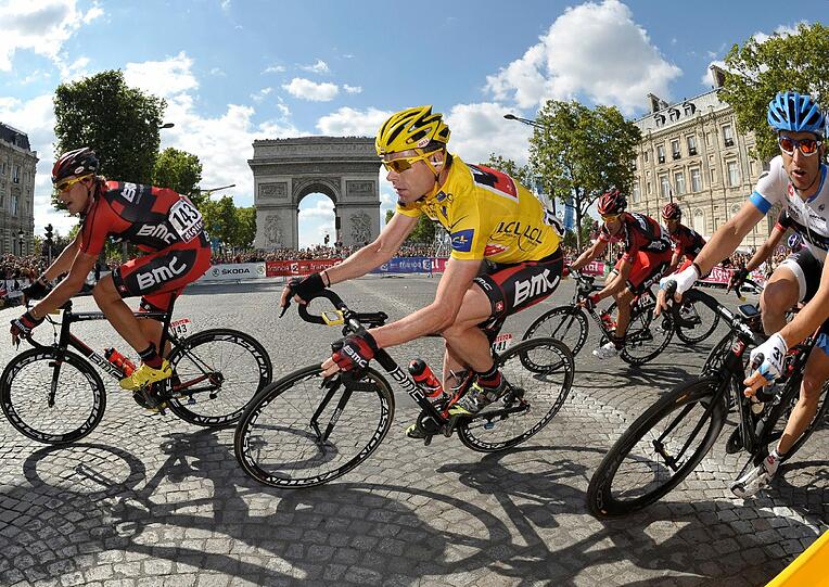 Cadel Evans: Triumph-Fahrt für den Australier in Paris.
