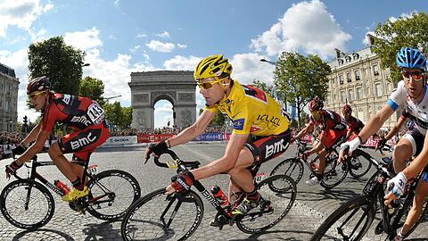 Cadel Evans: Triumph-Fahrt für den Australier in Paris.