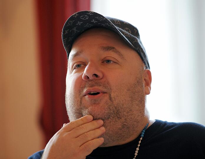 Dirk Bach über seinen TV-Konsum: 
"Eigentlich schaue ich querbeet, unter anderem politische Sendungen, die man natürlich vor allem bei den Öffentlich-Rechtlichen findet, weil sie einen gewissen Bildungsauftrag haben. Auch wenn sie sich zunehmend schwertun, den zu erfüllen, weil sie auch nur noch nach den Quoten schielen. Und wenn es eine Sendung gibt, die ich wirklich immer sehe, ist das &bdquo;Lindenstraße&ldquo;, da habe ich noch keine Folge verpasst."
