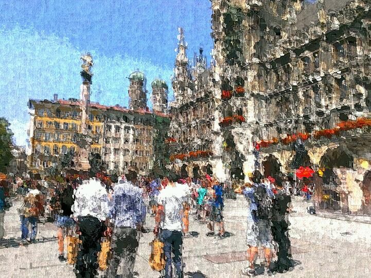 Als ob die Luft in der Hitze flimmert: Touristen bestaunen den Marienplatz samt Rathaus und Mariensäule.