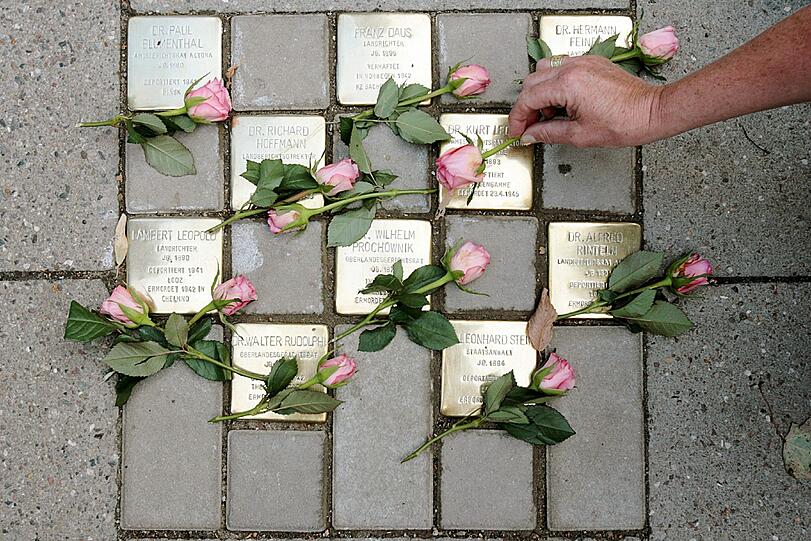 Kleine Messingplatten mit den Namen von NS-Opfern: So sehen die Stolpersteine des Künstlers Gunter Demnig aus. Charlotte Knobloch lehnt diese Form der Erinnerung jedoch grundsätzlich ab.
