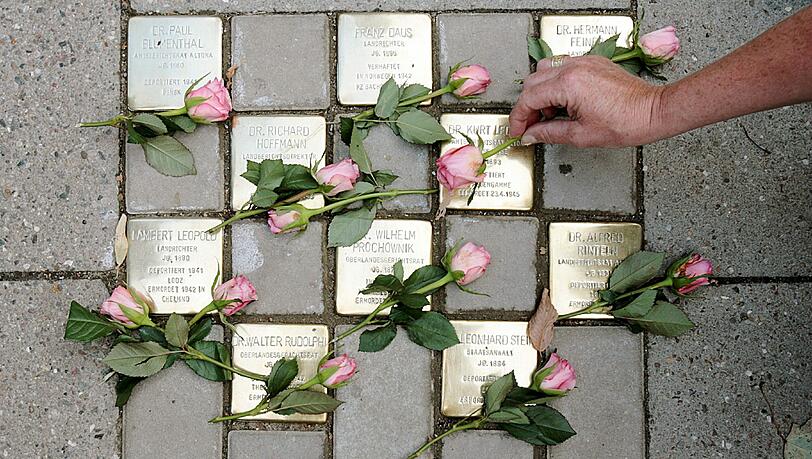 Kleine Messingplatten mit den Namen von NS-Opfern: So sehen die Stolpersteine des Künstlers Gunter Demnig aus. Charlotte Knobloch lehnt diese Form der Erinnerung jedoch grundsätzlich ab. Kleine Messingplatten mit den Namen von NS-Opfern: So sehen die Stolpersteine des Künstlers Gunter Demnig aus. Charlotte Knobloch lehnt diese Form der Erinnerung jedoch grundsätzlich ab.