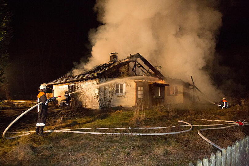 Wohnhausbrand in Wäschhausen - die Bilder vom Feuerwehreinsatz