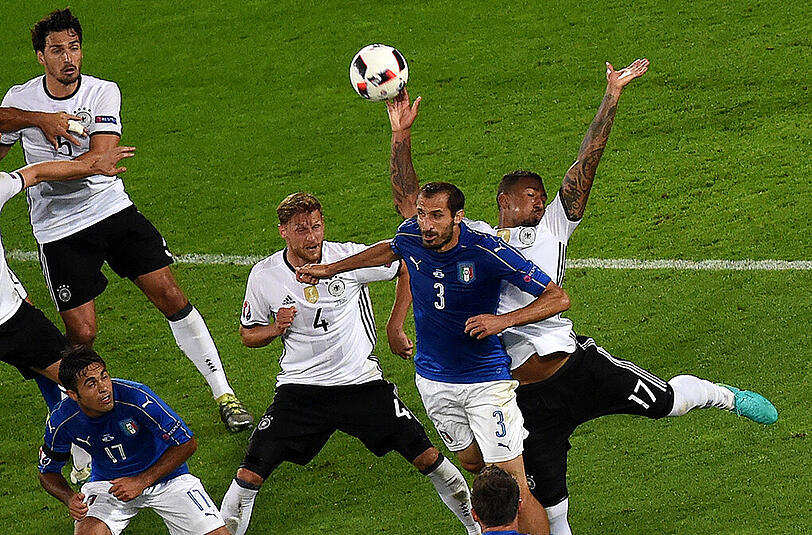 2. Juli 2016: Jerome Boateng (rechts) verursacht im EM-Viertelfinale im Duell mit Giorgio Chiellini (Zweiter von rechts) einen Handelfmeter. In der Mitte Benedikt Höwedes. Leonardo Bonnuci verwandelte den Strafstoß in der 78. Minute zum 1:1-Ausgleich und brachte die Italiener in die Verlängerung.