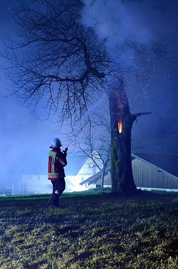 Die Flammen ließen nicht viel übrig - 30 Rinder starben im Feuer. Die Bilder vom Löscheinsatz in Wurmsham.
