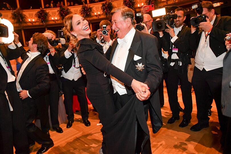 Ornella Muti und Richard Lugner tanzend
