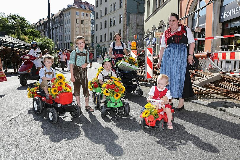 Karin Neuhauser und Klara Drexler mit den Kindern Sebastian, Florian, Johannes und Anna beim "Münchner Gärtnerjahrtag".