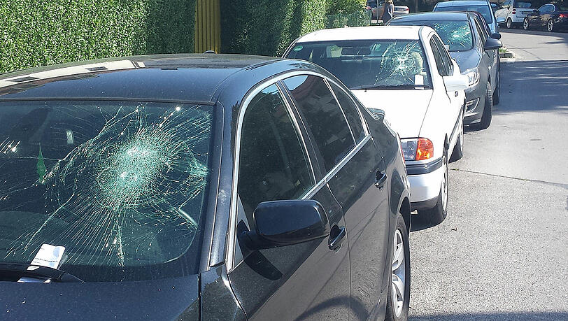 Bei zehn parkenden Autos wurde die Windschutzscheibe eingeschlagen. Bei zehn parkenden Autos wurde die Windschutzscheibe eingeschlagen.