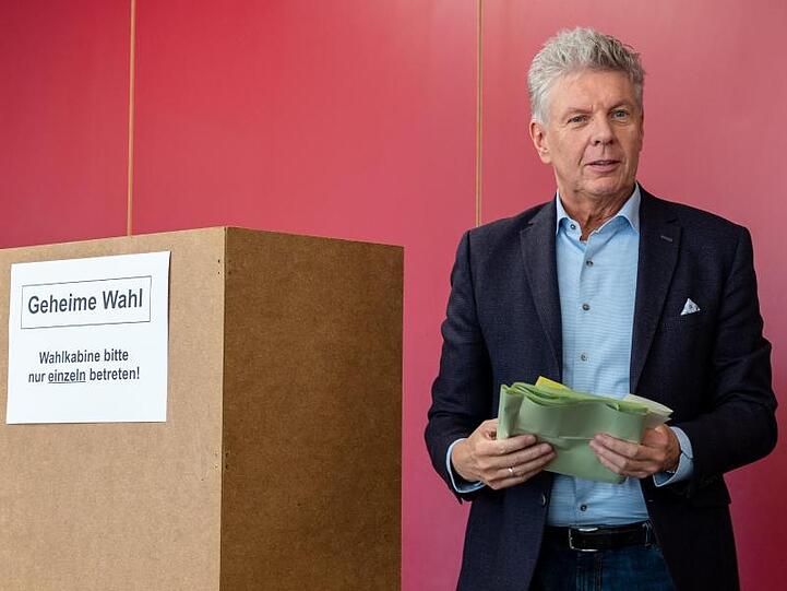 Dieter Reiter (SPD), Oberbürgermeister von München, in einem Wahllokal. Foto: Peter Kneffel/dpa