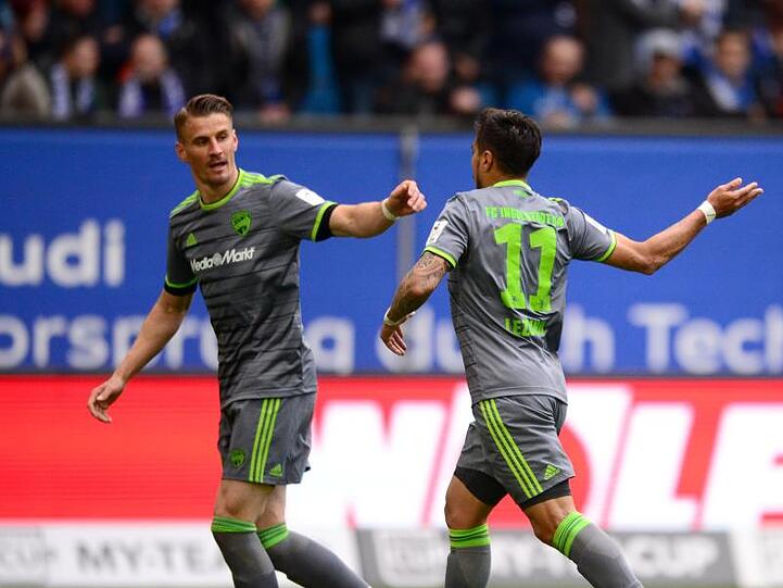 Ingolstadts Stefan Kutschke (l) und Dario Lezcano jubeln nach Lezcanos Treffer zum 0:1. Foto: Daniel Bockwoldt