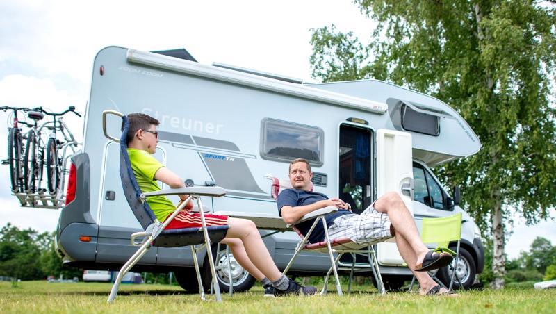 Urlauber aus Bayern sitzen auf einem Campingplatz vor ihrem Wohnmobil. Foto: Hauke-Christian Dittrich/dpa/Archivbild Urlauber aus Bayern sitzen auf einem Campingplatz vor ihrem Wohnmobil. Foto: Hauke-Christian Dittrich/dpa/Archivbild