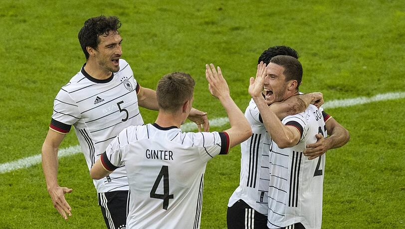 "Ich habe das Gefühl, dass die Jungs gut drauf sind", sagt Thomas Helmer über die DFB-Elf. Leon Goretzka (u.) ist damit sicher nicht gemeint. "Ich habe das Gefühl, dass die Jungs gut drauf sind", sagt Thomas Helmer über die DFB-Elf. Leon Goretzka (u.) ist damit sicher nicht gemeint.
