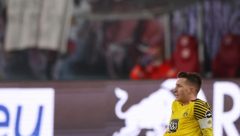 Dortmunds Marco Reus sitzt nach der Niederlage enttäuscht auf dem Rasen.